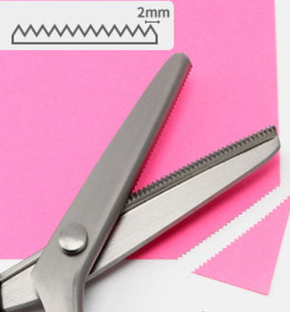 ✂️ 50% RABATT NU! Serrated Sewing Scissors – vassa tandade blad, ergonomisk design & mångsidig användning – perfekt för tyg, läder, papper och hantverk 🧵✨