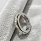 💍 Köp 1 få 1 gratis ✨ ROTERANDE TITANRING - Zirkoniumkristall och antistressdesign, justerbar och lätt, elegant present till honom/henne 🌟🛒
