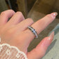 💍 Köp 1 få 1 gratis ✨ ROTERANDE TITANRING - Zirkoniumkristall och antistressdesign, justerbar och lätt, elegant present till honom/henne 🌟🛒